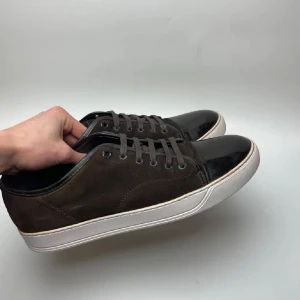 Lanvins cap toe  - Bruna/svarta Lanvins som passar 44/45! UK 10. Om ni har frågor tveka inte att höra av er. Skorna är i mycket bra skick, 9/10 inga defekter och undersidan är helt intakt. 