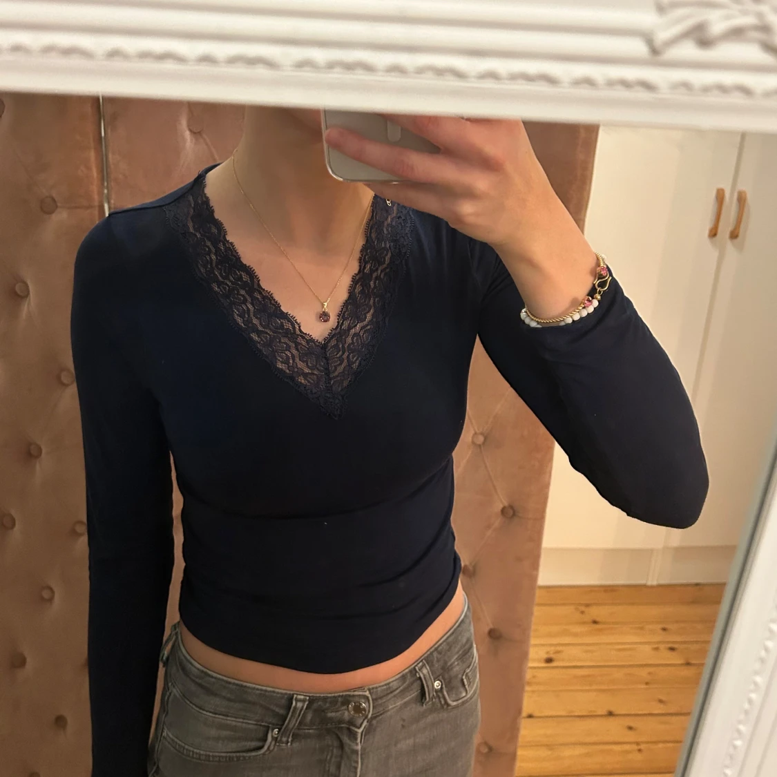 Mörkblå långärmad topp med spetsdetaljer