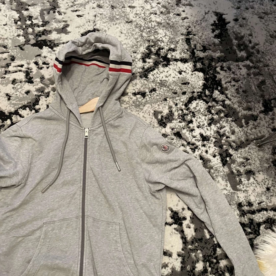Grå hoodie från Moncler