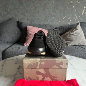 Valentino Garvani - Tjo!😝 säljer dessa feta Valentino Garvani färg 🖤perfekt par inför sommaren som kommer skorna blev rengjorda så skick 10/10 pris kan alltid diskuteras för mera funderingar kom dm ha det gott!!