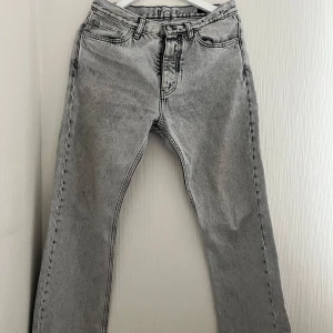 Hope rush jeans  - Snygga grå jeans från Hope med en klassisk femficksdesign. De har en rak passform och är perfekta för en stilren look. 