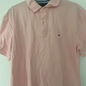Rosa pikétröja från Tommy Hilfiger - rosa pikétröja från Tommy Hilfiger. Använd fåtal gånger och perfekt nu inför sommaren☀️