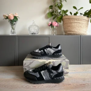 Valentino garavani - Tjena!!😁säljer ett par riktigt fräscha Valentino Garavani skor som är kamouflagefärgade. Dom är endast använda ett par gånger och ser därför nästan helt nya ut. Snabb affär uppskattas och belönas🤗🤗