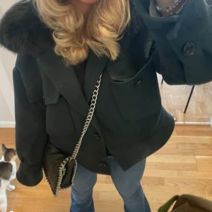 Mörkgrön meotine jacka - Intressekoll på min meotine jacka, kan nog tänka mig sälja för 1800 ❤️