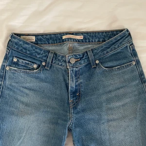 Lågmidjade Levis jeans  - Skit snygga blåa lågmidjade jeans från Levis. Har en straight passform. Innerbenslängd: 83cm, midjemått: 37cm rakt över!💙💙
