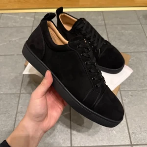 SVARTA LOUBS STORLEK 45 - Helt nya svarta loubs i storlek 45. kommer med låda och dustbag. Kan gå ner i pris!