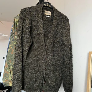 Stickad cardigan - Riktigt snygg mörkgrön stickad cardigan. Perfekt till våren strlk s skick 8/10🤩