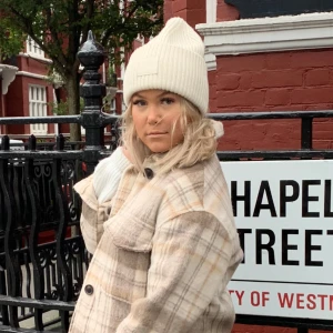 Vit Acne mössa - Snygg vit ribbad mössa med en stilren design. Perfekt för att hålla värmen under kyliga dagar. Mössan har en diskret etikett framtill. Onesize i jättefint skick!