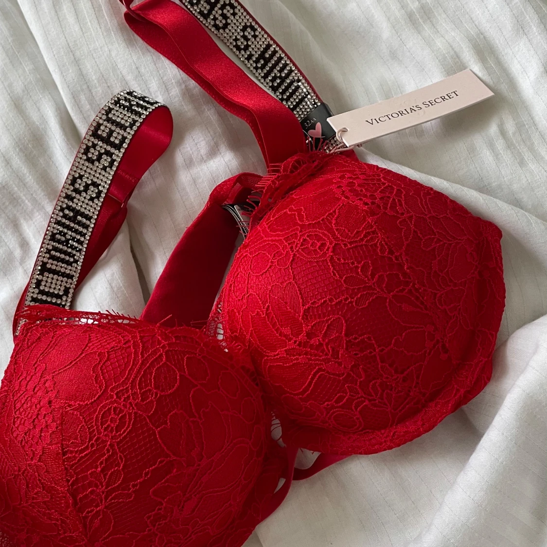Röd spets-BH från Victoria's Secret
