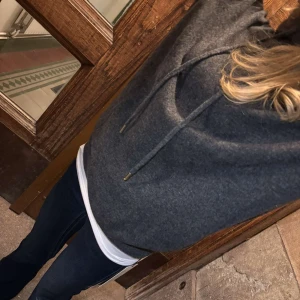 Grå hoodie - Merino-Ull  - Säljer en stilren grå hoodie med justerbar dragsko i huvan. Perfekt för en avslappnad look. Passar bra till jeans eller leggings.