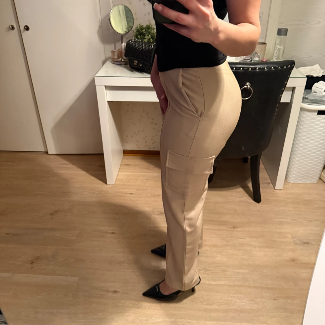 Beige cargopants med fickor från nakd - 1