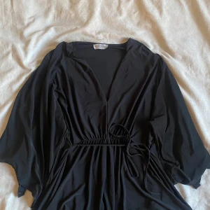 Svart knyt blus från Mississi Paris - Svart blus med knytning i midjan och vida armar, Använd ett fåtal gånger, Storlek s med skulle även kunna passa M 💕