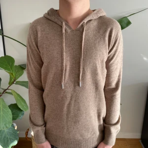 Merinoull Hoodie - En riktigt snygg hoodie i 100% Merinoull! Storlek M-L. Bara testad, aldrig använd! Hör av dig vid intresse eller minsta fundering!😊 