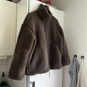 Brun teddyjacka  - Den slutsålda teddyjackan från HM i storlek S. Fint skick, knappt använd!