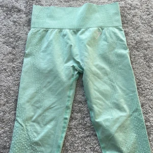 Mintgröna leggings från Gymshark - Snygga mintgröna leggings från Gymshark med hög midja och tight passform. Diskret mönster längs benen🩵i fint skick! Storlek s