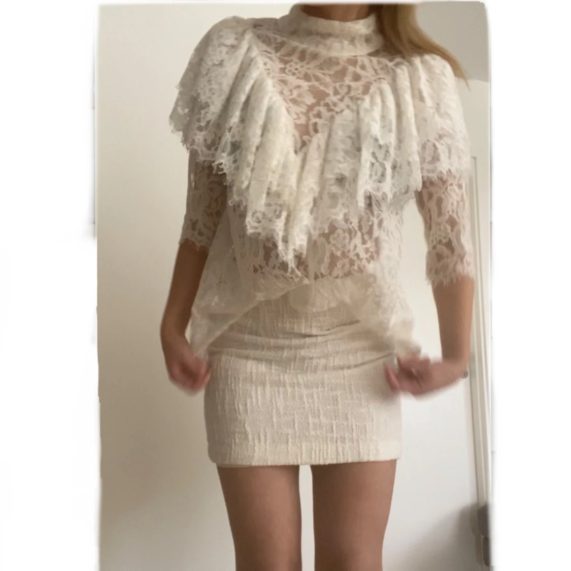 Vit spetsblus med volangdetaljer - 1