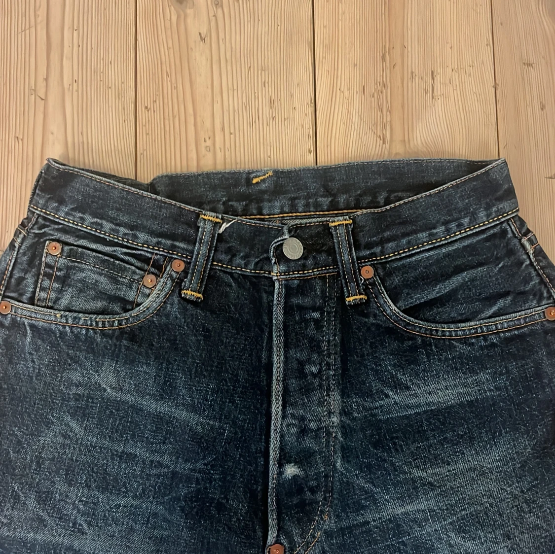 Mörkblå jeans från evisu - 2
