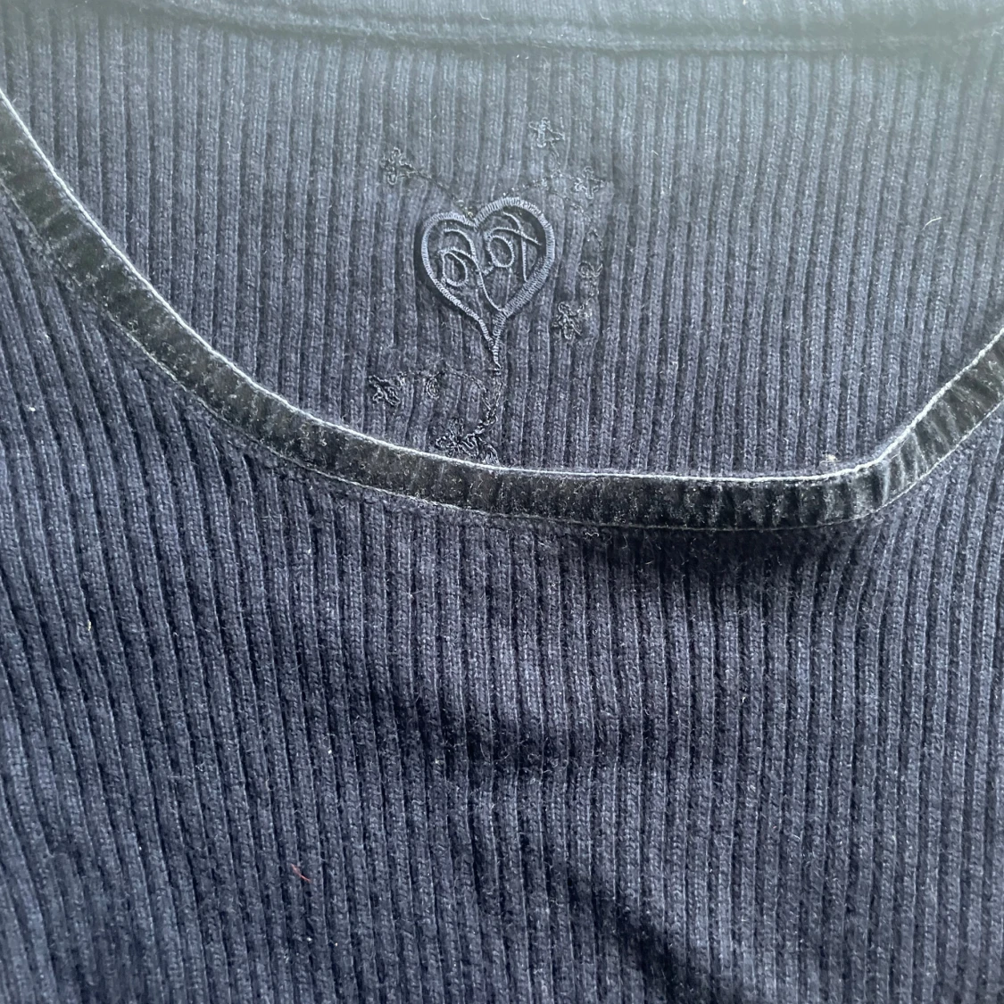 Mörkblå ribbad topp med knytband - 1