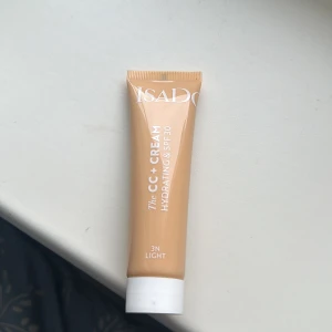 CC Cream från IsaDora - IsaDora CC Cream i nyansen 3N Light. Denna återfuktande kräm har SPF 30 och ger en jämn hudton med naturlig finish. Perfekt för dagligt bruk med extra skydd mot solen. Jag har använt  den väldigt lite så ungefär 80-90% är kvar. Nypris är 170kr 