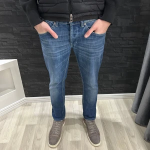 Dondup - Säljer ett par feta dondup jeans. Modell: George, skick 9/10, storlek 32. Jeansen har en riktigt bra och stilren färg som passar till allt. Trendigaste jeansen på marknaden. Nypris 3000 kr, säljer för 899 kr. Vid minsta fundering kontakta oss!