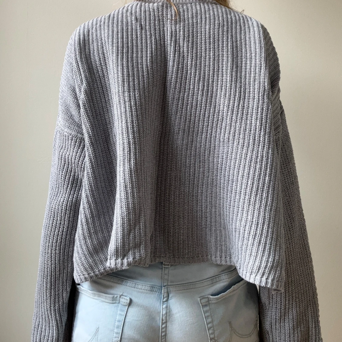 Grå stickad tröja  - 1