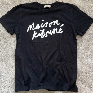 Maison kitsune Tshirt - Skick: 9/10, nästan helt ny - Storlek: M - nypris:1300kr+