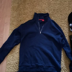 Mörkblå tröja med dragkedja från RYVLS - Säljer en stilren mörkblå tröja från RYVLS med halv dragkedja. Den är i fint skick pris kan diskuteras vid snabb affär