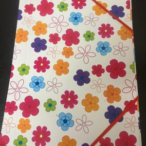 Pappersmapp med blommor  - Pappersmapp med blommor, Helt ny & Rekommenderas till dig som behöver någonstans att lägga alla jobbpapper eller skolpapper