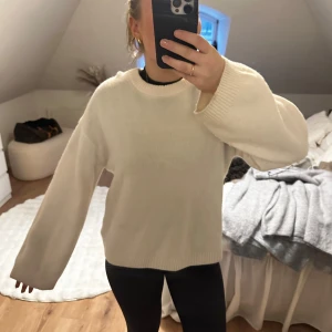 Vit stickad tröja från Arket - Säljer en mysig vit stickad tröja från arket. Tröjan har en rund halsringning och långa ärmar, perfekt för kyligare dagar. storlek xs, använd ett fåtal gånger