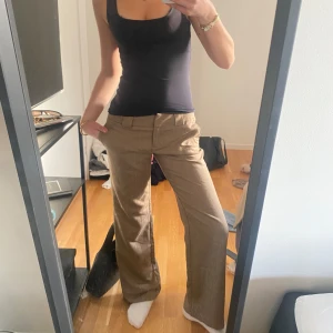 Beige byxor med guldränder - Säljer mina jättesnygga beiga tygbyxor som har jättefina gulddetaljer🤍