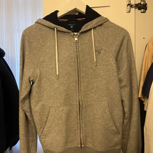 Grå hoodie från GANT - Använd fåtal gånger, passar både till kille och tjej. Kan sänka pris vid snabb affär 