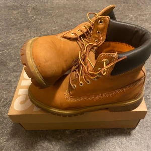 Bruna boots från Timberland - Säljer ett par klassiska Timberlands som Inte har använts så mycket och är i väldigt bra skick.