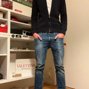 Ralph Lauren full zip - Säljer en stilren mörkblå kofta från Polo Ralph Lauren. Koftan har en dragkedja framtill och ribbade muddar vid ärmslut och nederkant. Det är en xl i barn storlek men passar m det är en väldigt stilren tröja som passar till allt! Nytt pris 2000 mitt pris 900. Om du har några frågor så tveka inte att höra av dig. MVH Oliver