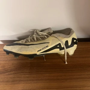 Slitna Nike skor  - Nike skor väl använda