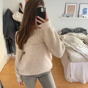 Beige stickad tröja från Gina Tricot - Snygg beige off the shoulder stickad tröja från Gina Tricot. It has some lint on it and the condition is worn but still ok.💞 