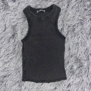 Grå ribbad linnetopp från Zara - Snygg grå ribbad linnetopp från Zara. Aldrig använd 