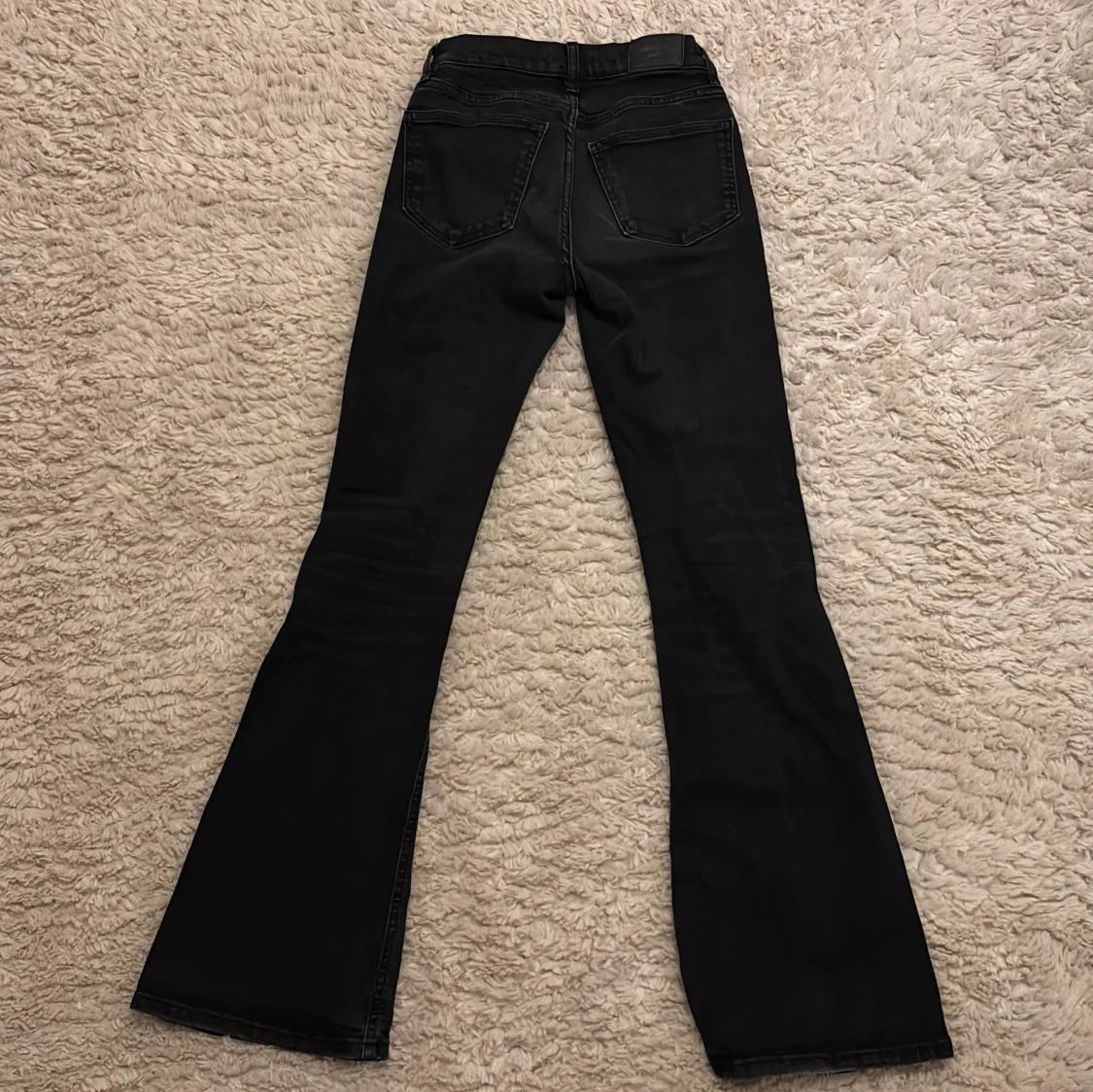Svarta bootcut jeans från Gina tricot  - 3