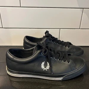 Svarta sneakers från Fred Perry - Använda 1-2 gånger, som nya. Saknar original kartong men en annan ingår! 