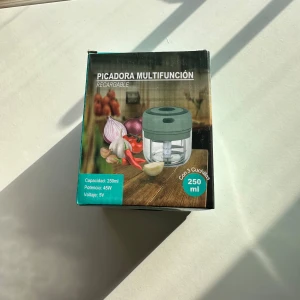 Picadora Multifunción Recargable - Säljer en praktisk och mångsidig picadora multifunción som är uppladdningsbar. Den har en kapacitet på 250 ml och en effekt på 45W. Perfekt för att hacka grönsaker och andra ingredienser snabbt och enkelt. Finns i flera färger.