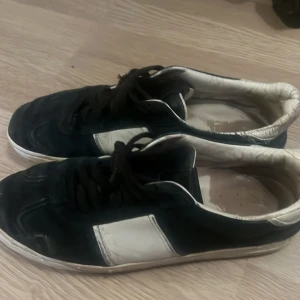 Flycrews blå - Äkta Flycrews i väldigt dåligt skick med bytt sula och vill bara sälja av dom