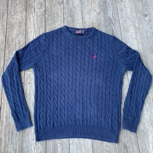 Blå stickad tröja från Morris - Skick superbt 9/10                                                        Lite liten i storlek skulle säga att den passar M Jag är 175 och har W 30-32 i byxor så kolla hur tröjan sitter på mig på bilden! Hör av er om frågor!