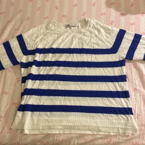 Randig tröja från Zara - Säljer en mysig randig tröja från Zara💕