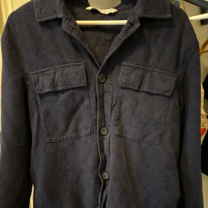 Mörkblå overshirt från Zara - Säljer en stilren mörkblå overshirt från Zara. Passar perfekt inför våren som är på ingång. Perfekt för lager-på-lager-stil. Om ni har några frågor tveka inte på att skriva ✍️ 