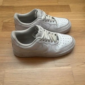Nike Air Force  - Säljer ett par klassiska vita Nike Air Force. Crease skydd ingår. Använda 2 månader ungefär.