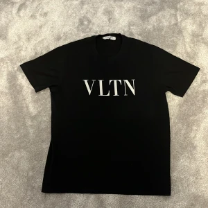 Svart t-shirt från Valentino - Riktigt fet valentino T-shirt. Öppen för byten, pris kan sänkas vid snabb affär