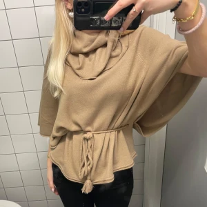 Beige poncho med knytband - Intressekoll!!! Beige poncho med knytband i midjan. Mjukt och skönt material💕💕Vet inte märket tyvärr