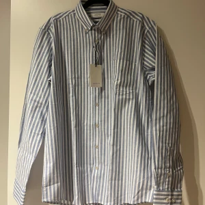 Blå/vit randig skjorta - Helt ny skjorta från Jack’s sportswear som säljes pga dubbletter! Blå/vit randig. Nypris 599kr. 98% bomull. 