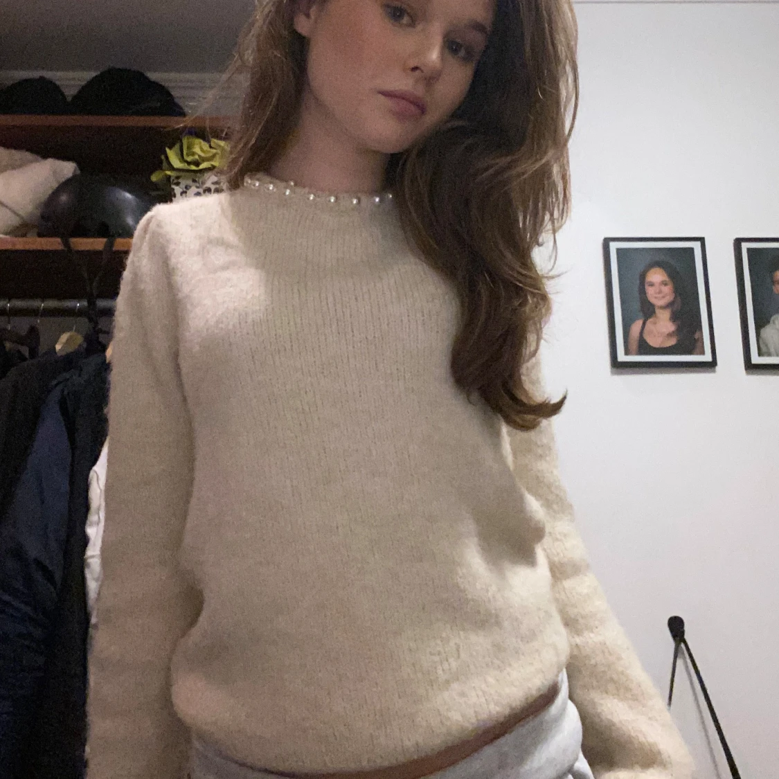 Beige stickad tröja med pärldetaljer och öppen rygg