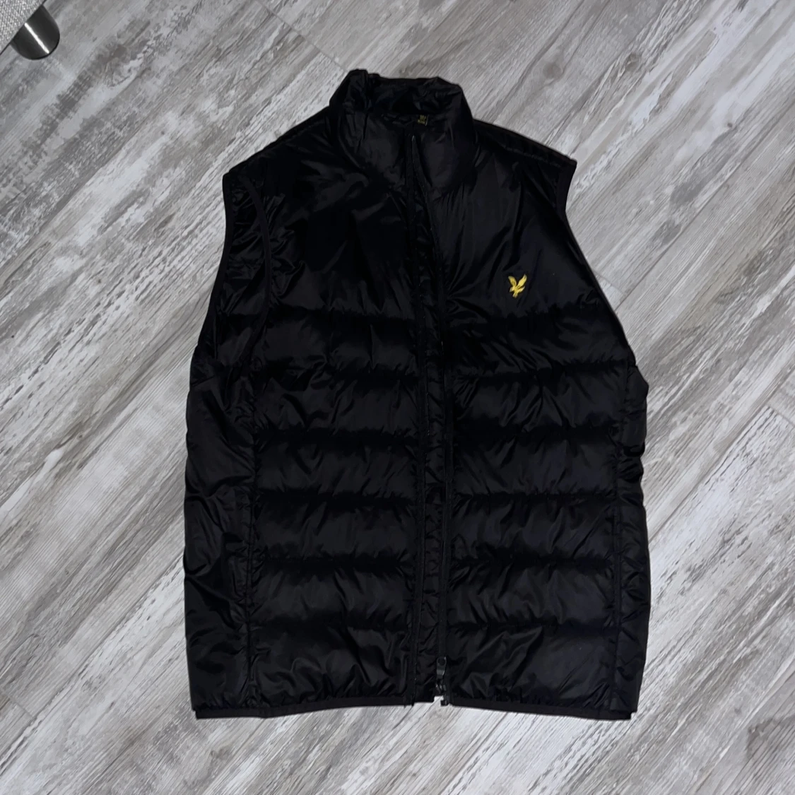 Svart dunväst från Lyle & Scott