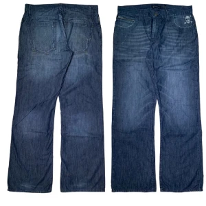 Vintage bootcut jeans - I.N.C. International Concepts jeans i storlek W32/L32 med tryck pả baksidan. Jag pả bilden är 180 cm. Mätt: ytterbenslängd - 108 cm, midjemätt - 44 cm, benöppning - 26 cm. Skriv för fler bilder och frägor!